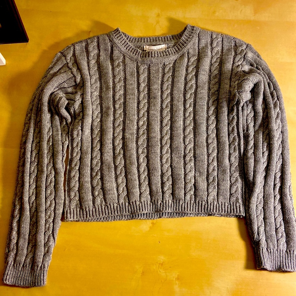 I am selling a gray knit sweater from Full Tilt in size kids M